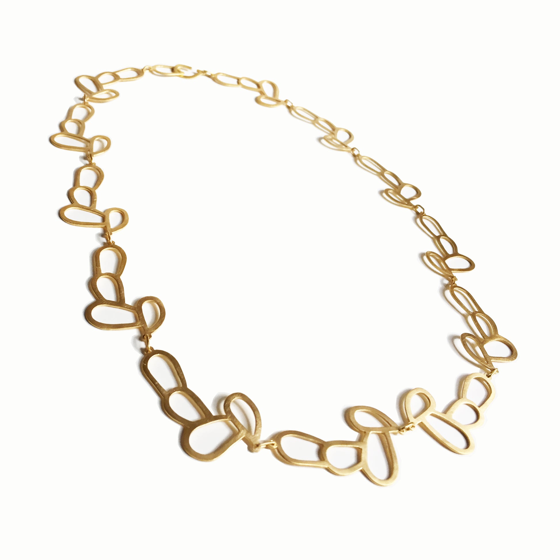 KHYRA NECKLACE / silver 925, 18kt gold plated  secuencia de formas alveolares como hojas de laurel de las coronas de las diosas de la antigua grecia.