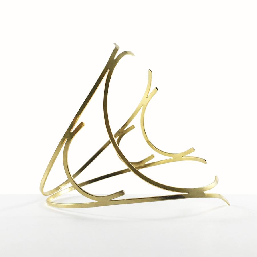 EIFFEL collection is born from geometric shapes that evoke architectural structures, fine threads combined with volumetric elements that synthesize, in every piece, lines and dots in apparent dynamism: spirals, tensions and braids is the result of experiments with different materials