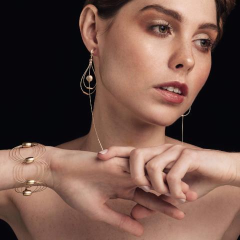 ONDA Bracelet. Wire Gold Color. Gold color acrylic Beads. Magnetic Clasp. Gold Filled pieces.