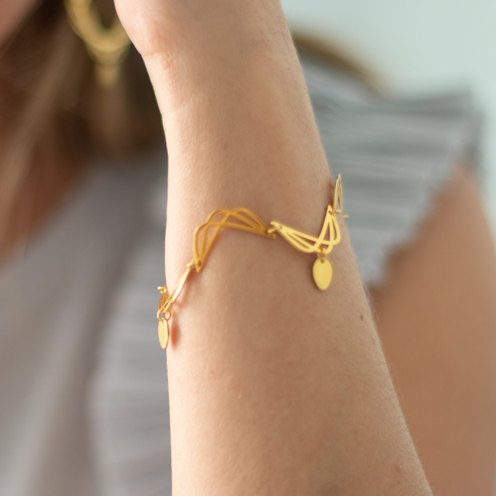 Guimard Bracelet I / silver 925, 18kt gold plated  bracelet pulsera silver 925 gold plated inspirada en el movimiento ART NOUVEAU del siglo XIX como homenaje al Arquitecto de la Opera de Paris, Hector Guimard  comprende formas curvas, naturales y sensuales