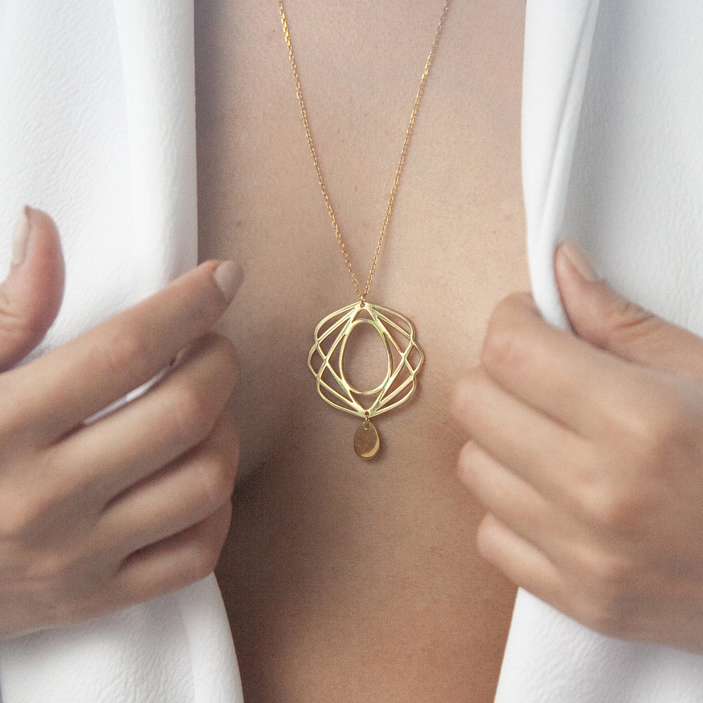 Guimard Necklace Medallion / silver 925, 18kt gold plated collar necklace silver 925 gold plated inspirado en el movimiento ART NOUVEAU del siglo XIX como homenaje al Arquitecto de la Opera de Paris, Hector Guimard comprende formas curvas, naturales y sensuales