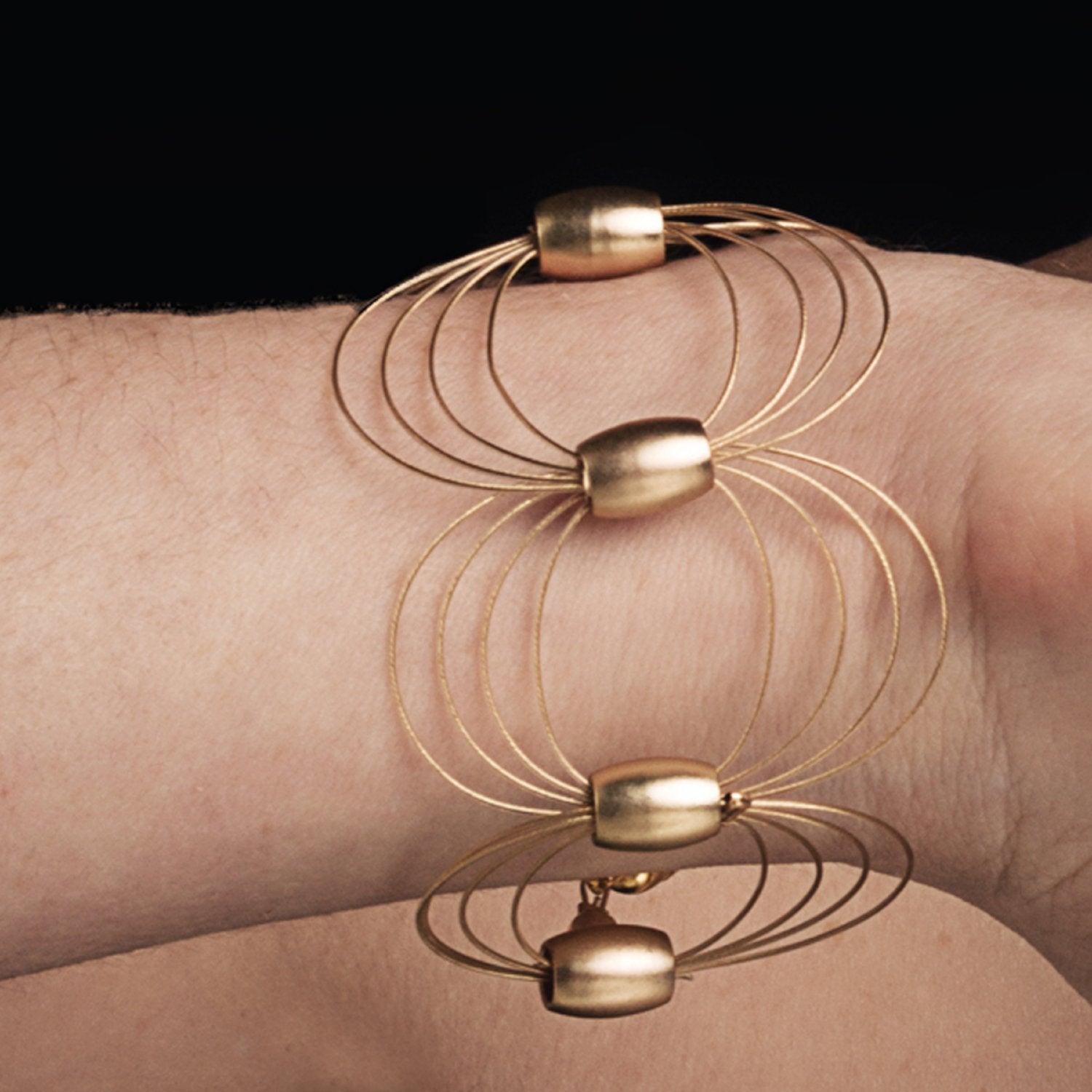 ONDA Bracelet.  Wire Gold Color.  Gold color acrylic Beads.  Magnetic Clasp.  Gold Filled pieces.