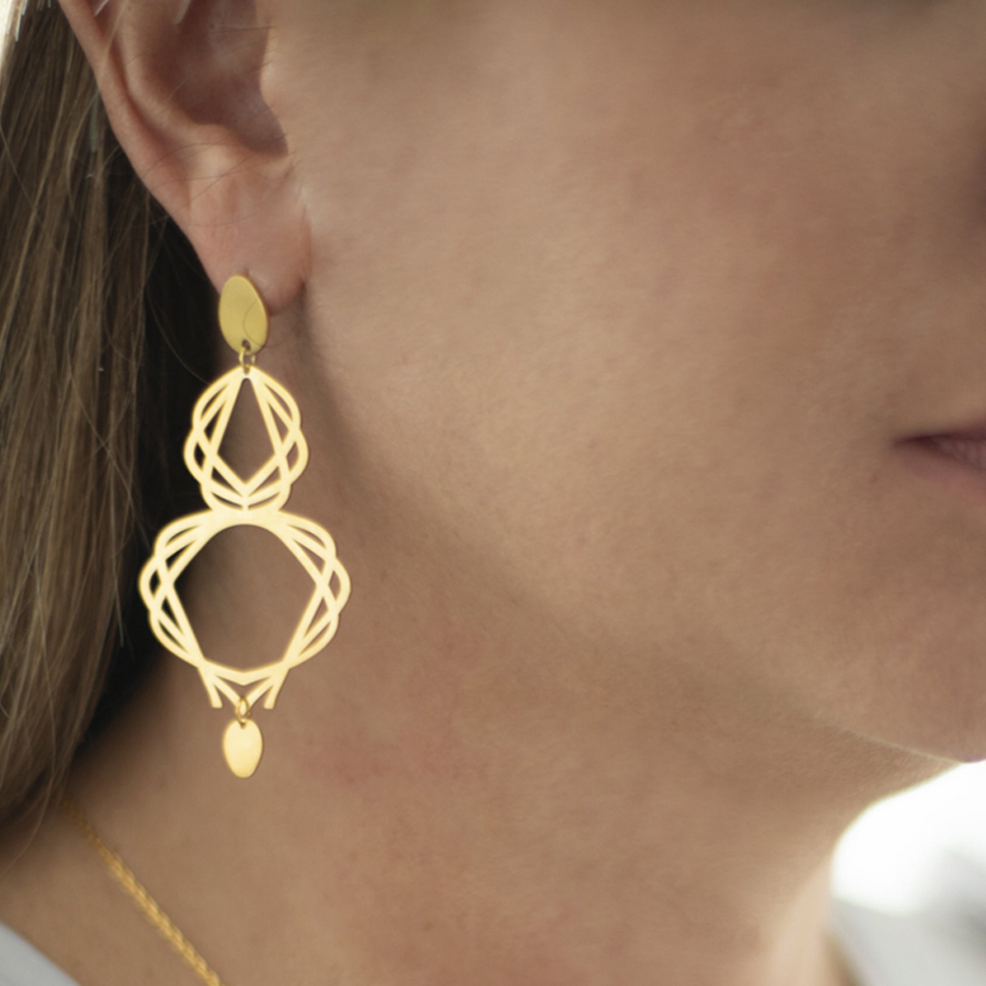 Guimard Earrings Eight / silver 925, 18kt gold plated earrings inspirados en el movimiento ART NOUVEAU del siglo XIX como homenaje al Arquitecto de la Opera de Paris, Hector Guimard / El Art Nouveau comprende formas curvas, naturales y sensuales.