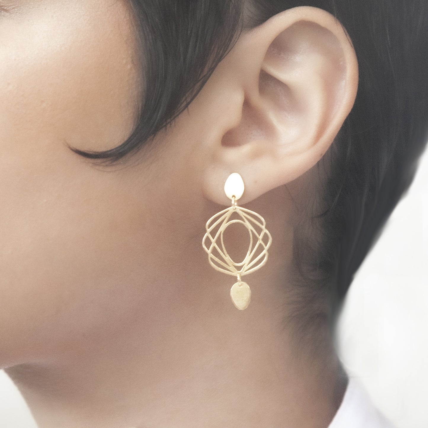 Guimard Rosace Earrings / silver 925, 18kt gold plated earrings inspirados en el movimiento ART NOUVEAU del siglo XIX como homenaje al Arquitecto de la Opera de Paris, Hector Guimard. El Art Nouveau comprende formas curvas, naturales y sensuales.
